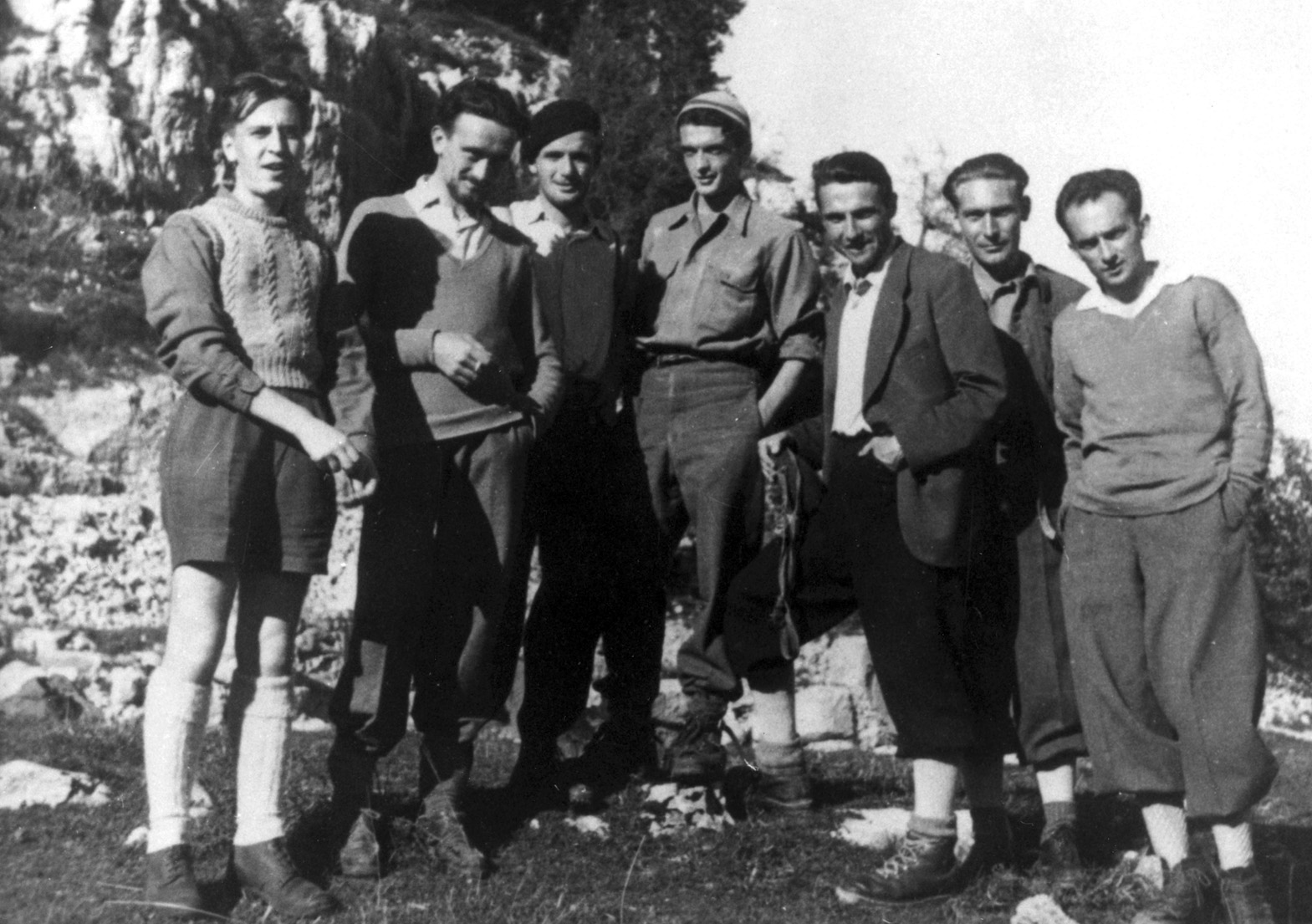 Il gruppo partigiano de I piccoli maestri ad Asiago nel 1944. Il quarto da sinistra è Luigi Meneghello.